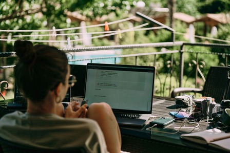 Comment travailler en voyageant facilement ! 💼 ✈️ job et emploi